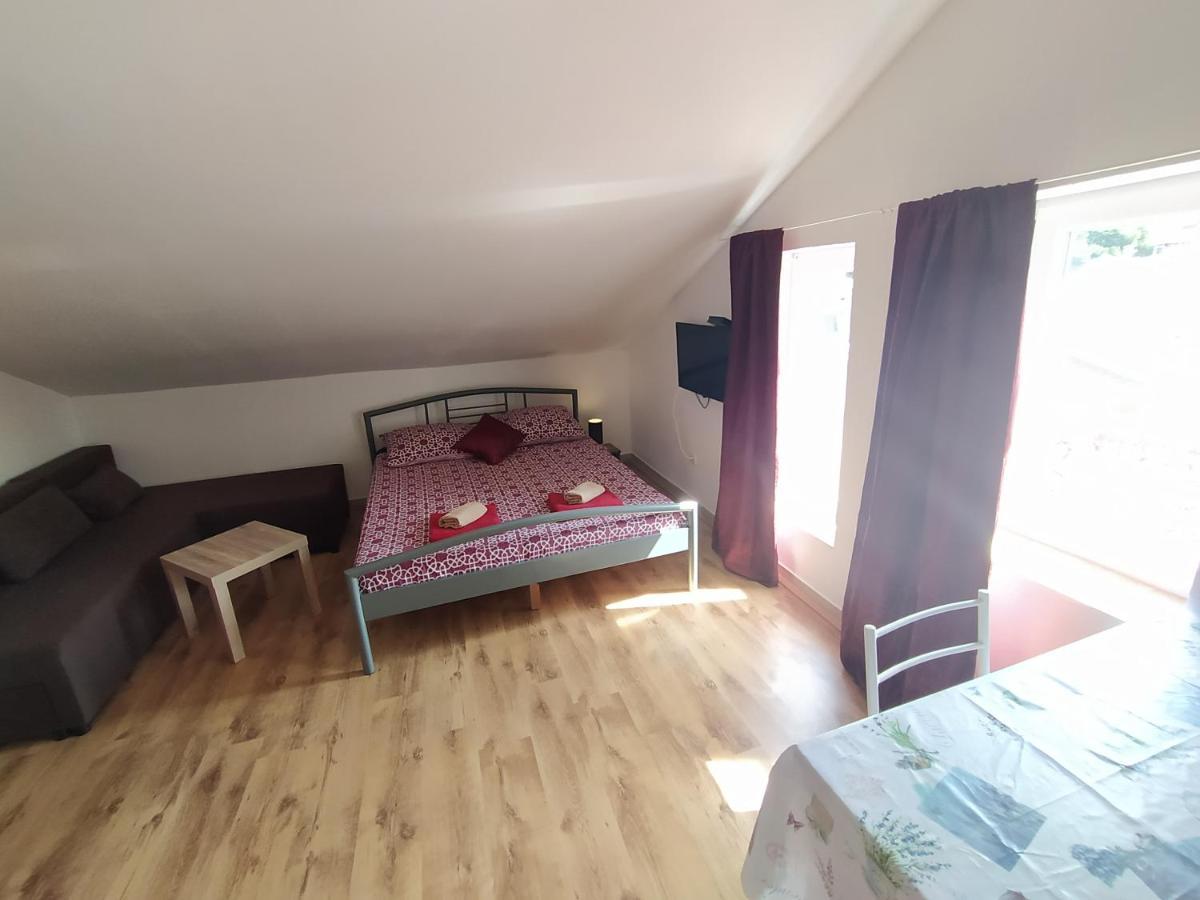 Dejan Apartment-top Centar-old Town-low Budget Appartement Pula
