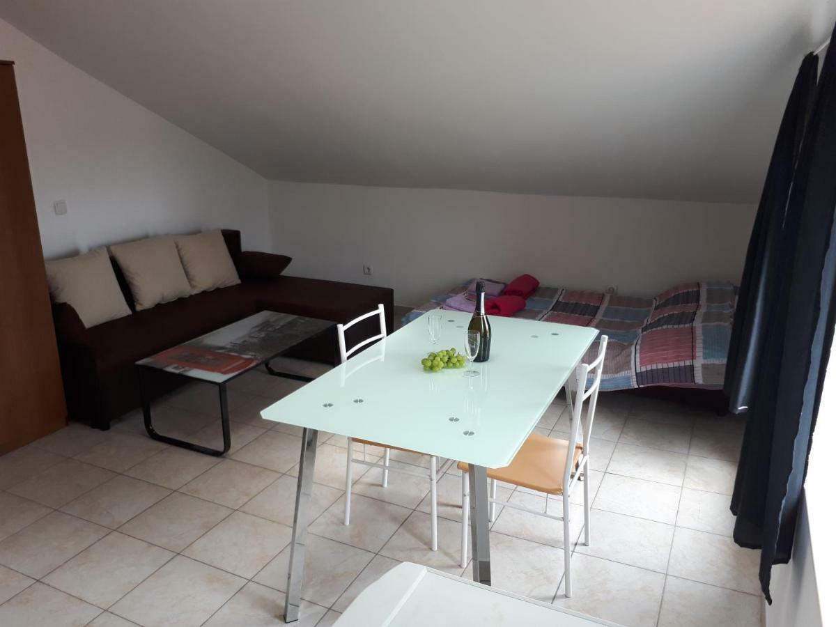 Dejan Apartment-top Centar-old Town-low Budget Pula