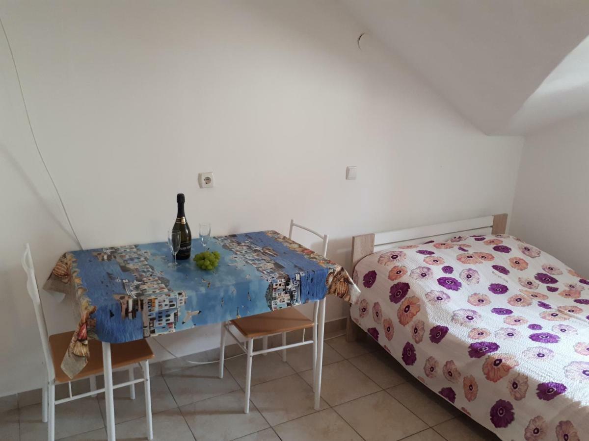 Dejan Apartment-top Centar-old Town-low Budget Appartement Pula